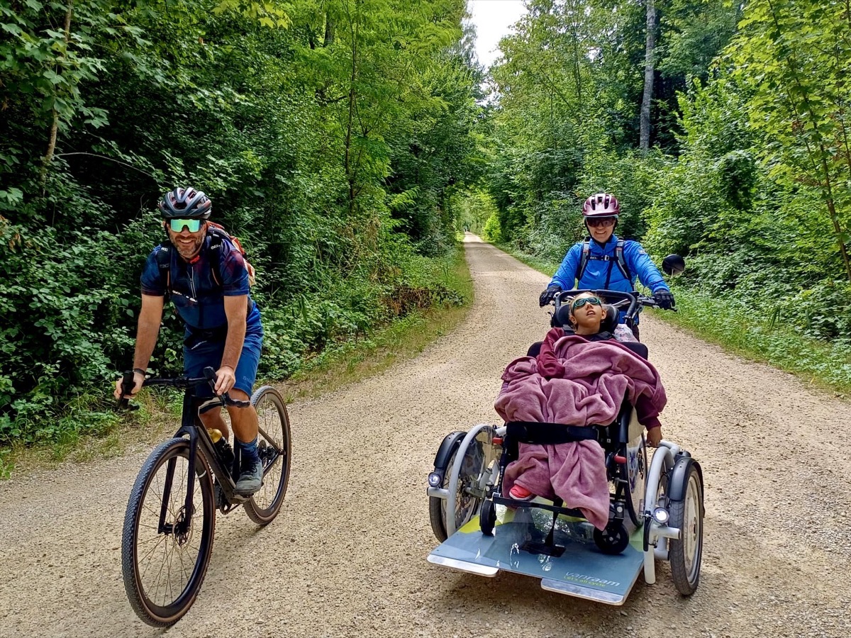 Ronja mit ihrer Familie beim Veloausflug am Murtensee mit Spezialvelo